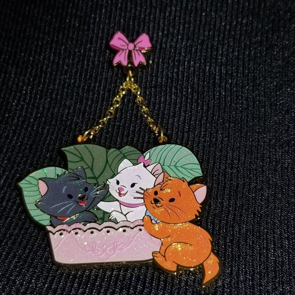 Disney Cats Chaser Pin Aristocats Planters Marie Toulouse Berlioz Mystery Dangle
